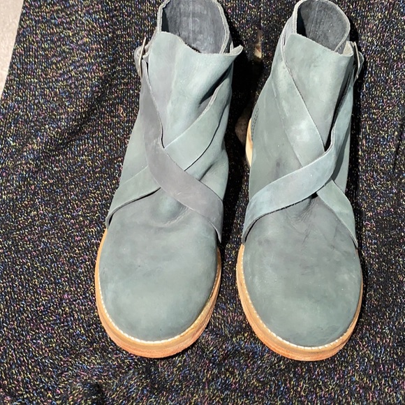 Free People Shoes - NWOT Free People shoes SZ 38 (US 7.5) Hunter Green